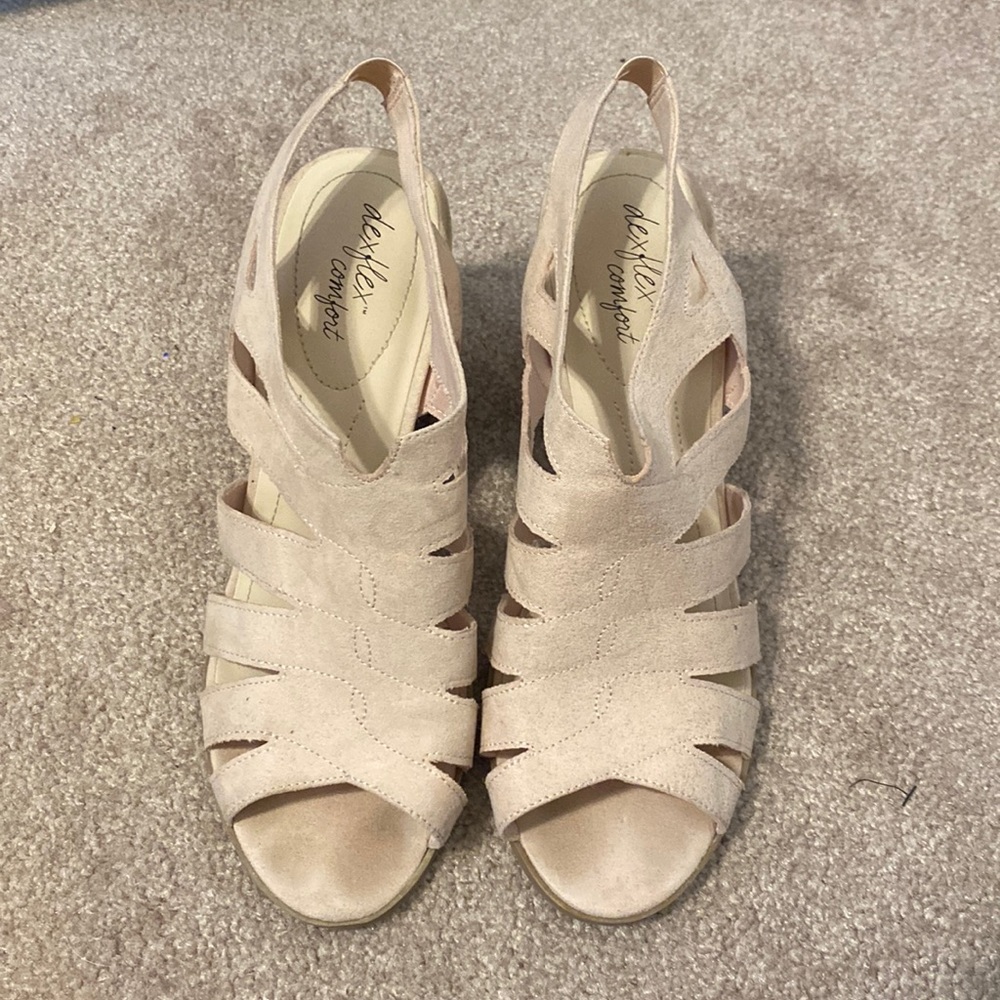 Great condition 3.5” heeled blush sandal.